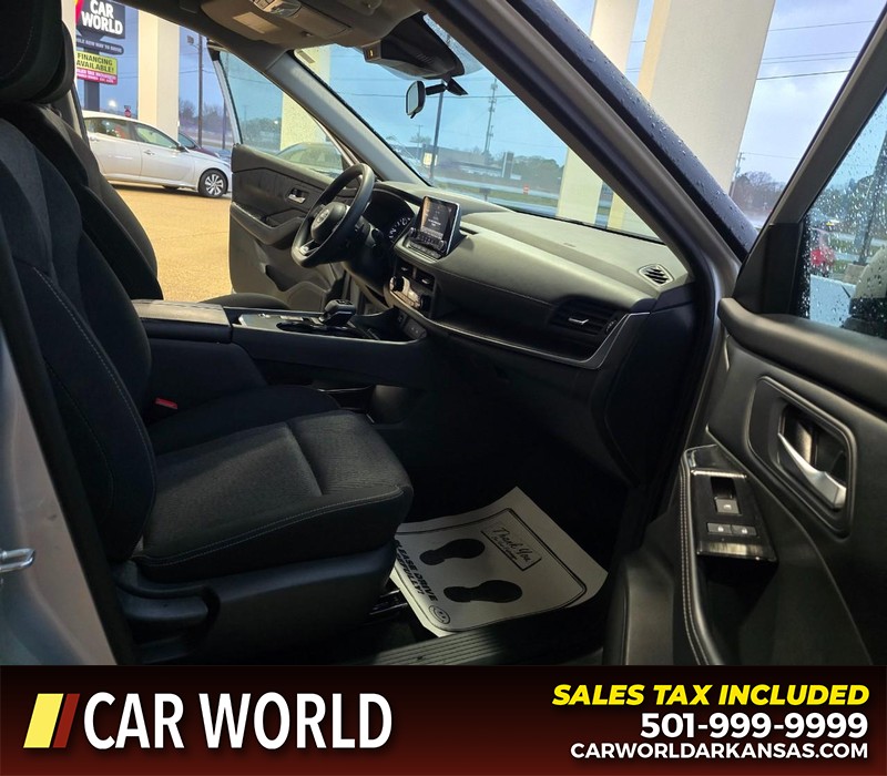 Nissan Rogue Vehicle Full-screen Gallery Image 11