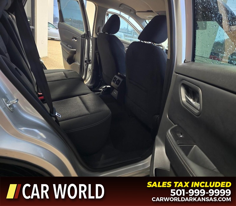 Nissan Rogue Vehicle Full-screen Gallery Image 12