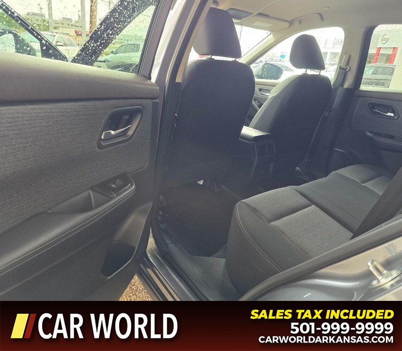 Nissan Rogue Vehicle Full-screen Gallery Image 9