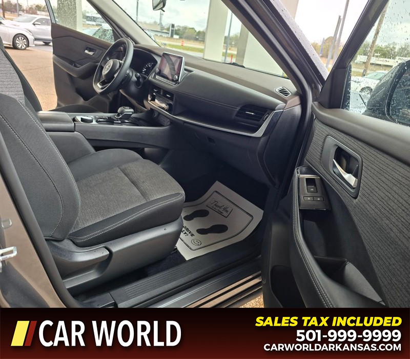 Nissan Rogue Vehicle Full-screen Gallery Image 11