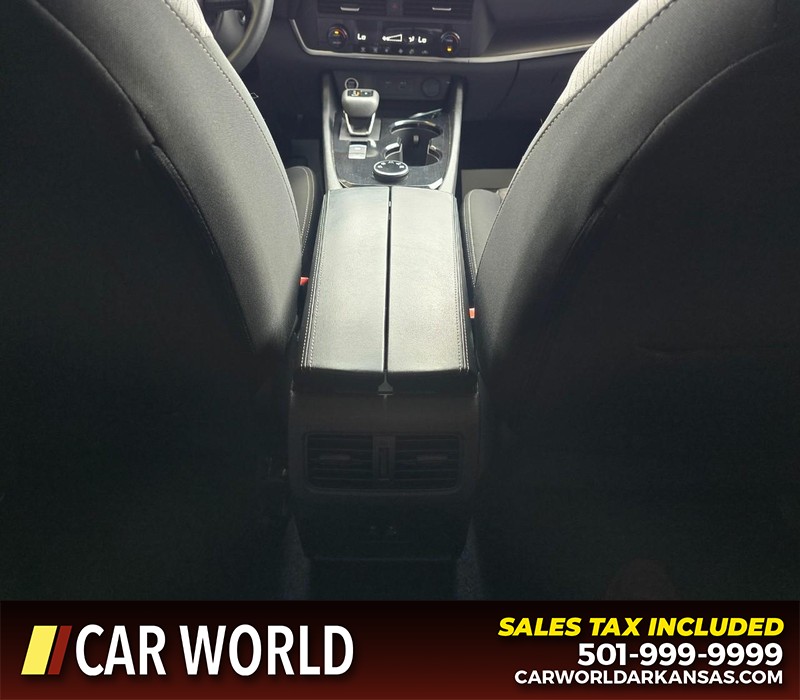 Nissan Rogue Vehicle Full-screen Gallery Image 19