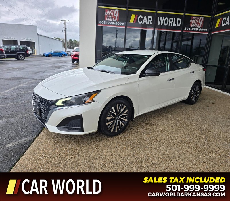 Nissan Altima Vehicle Full-screen Gallery Image 3