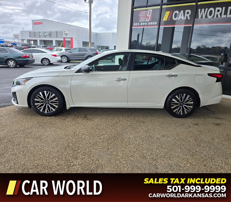 Nissan Altima Vehicle Full-screen Gallery Image 4