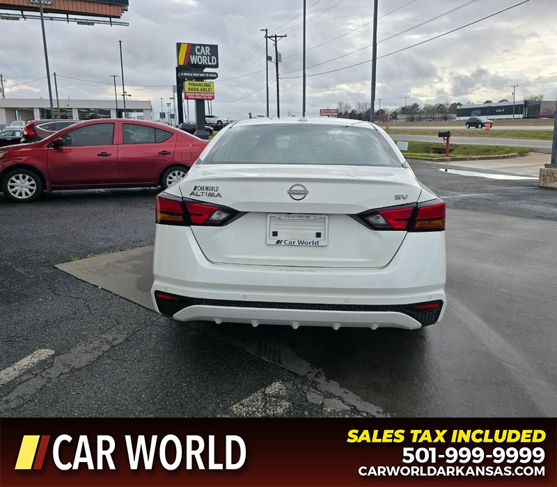 Nissan Altima Vehicle Full-screen Gallery Image 5