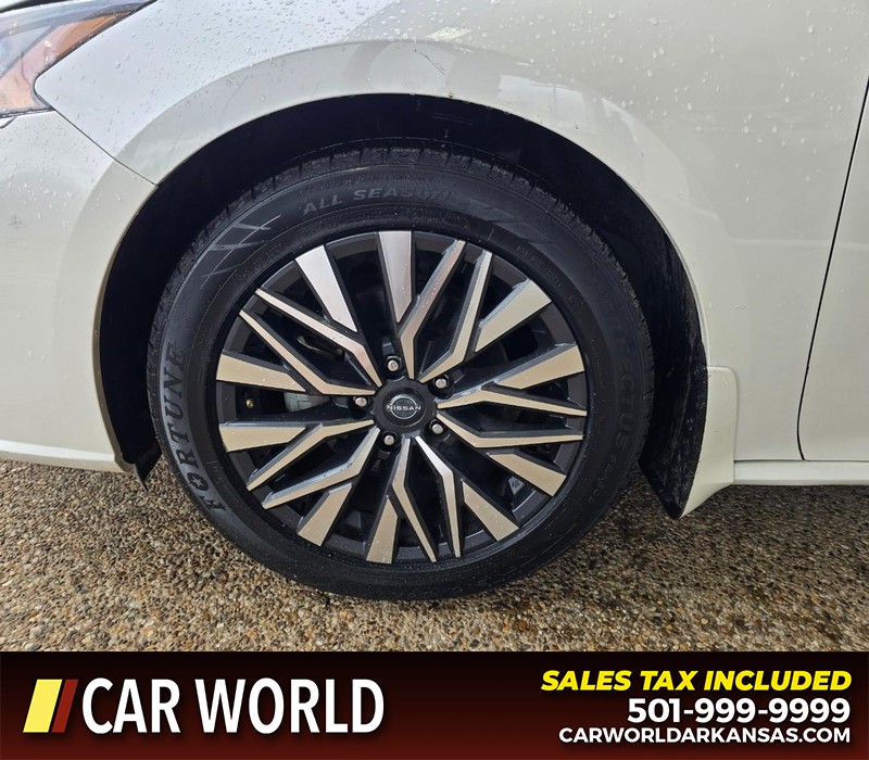 Nissan Altima Vehicle Full-screen Gallery Image 6