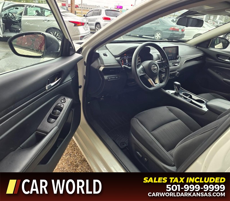 Nissan Altima Vehicle Full-screen Gallery Image 7