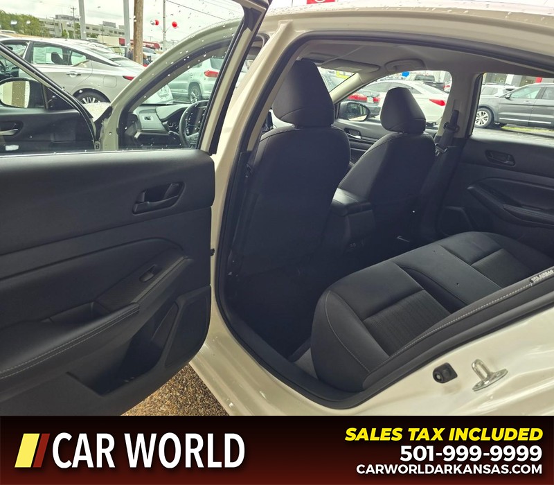 Nissan Altima Vehicle Full-screen Gallery Image 9