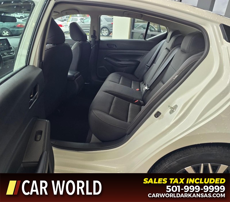 Nissan Altima Vehicle Full-screen Gallery Image 10