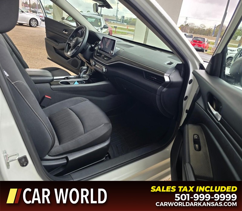 Nissan Altima Vehicle Full-screen Gallery Image 11