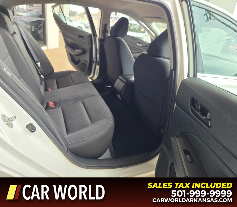 Nissan Altima Vehicle Full-screen Gallery Image 12