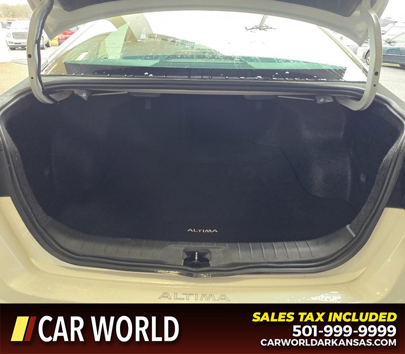 Nissan Altima Vehicle Full-screen Gallery Image 13