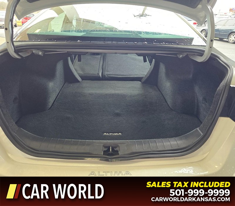 Nissan Altima Vehicle Full-screen Gallery Image 14