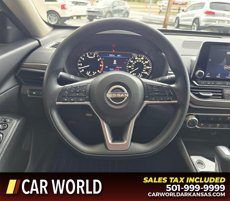 Nissan Altima Vehicle Full-screen Gallery Image 15