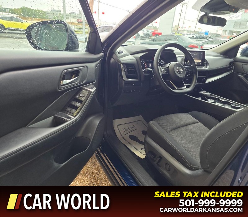 Nissan Rogue Vehicle Full-screen Gallery Image 7