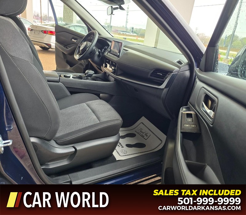 Nissan Rogue Vehicle Full-screen Gallery Image 11