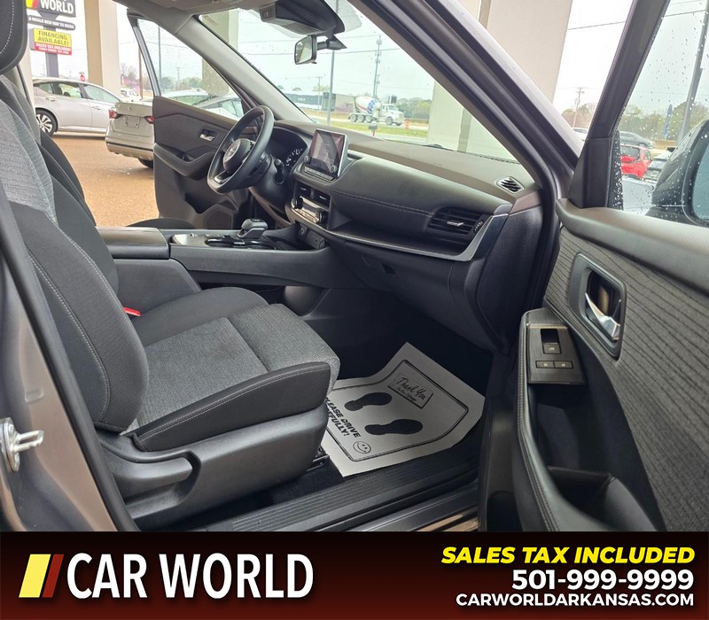 Nissan Rogue Vehicle Full-screen Gallery Image 11