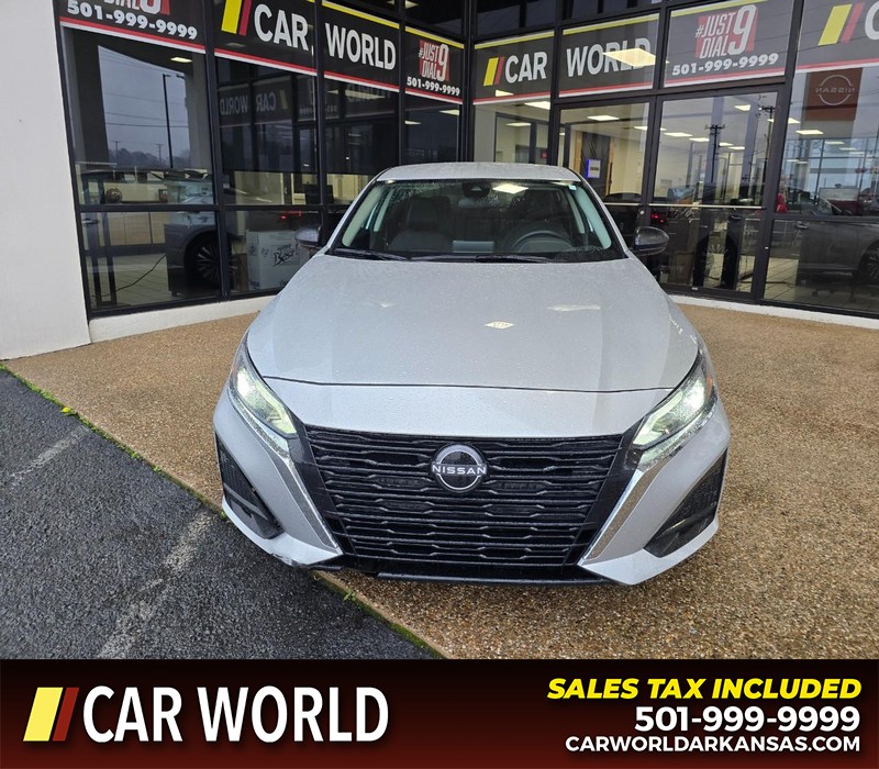 Nissan Altima Vehicle Full-screen Gallery Image 2