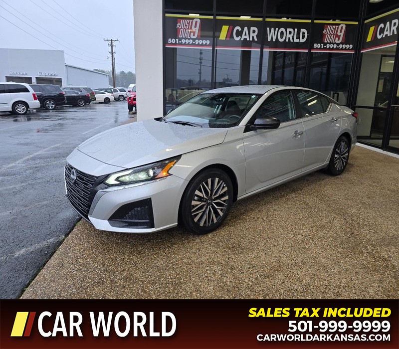 Nissan Altima Vehicle Full-screen Gallery Image 3