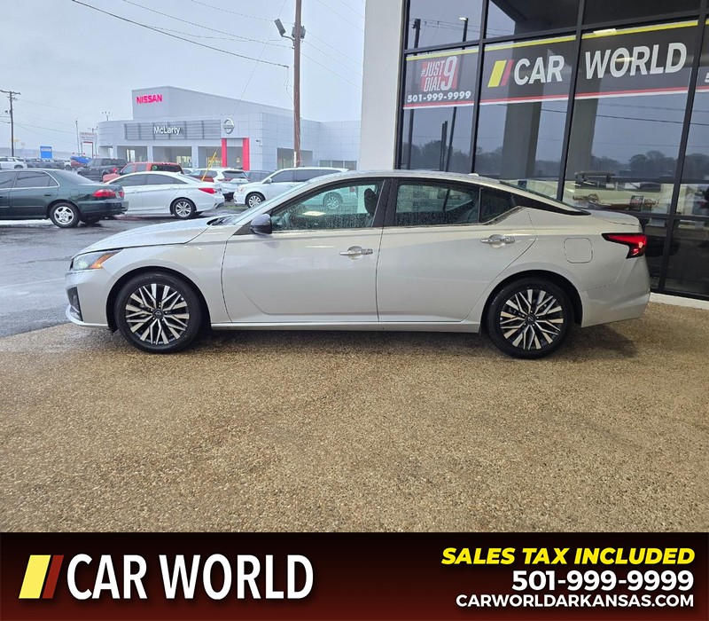 Nissan Altima Vehicle Full-screen Gallery Image 4