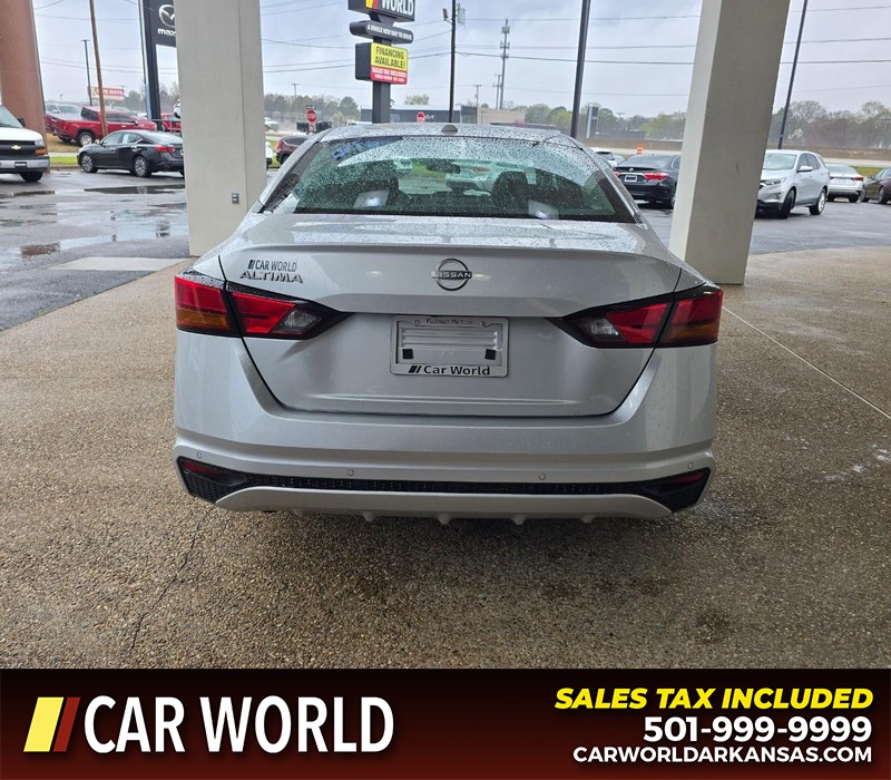 Nissan Altima Vehicle Full-screen Gallery Image 5