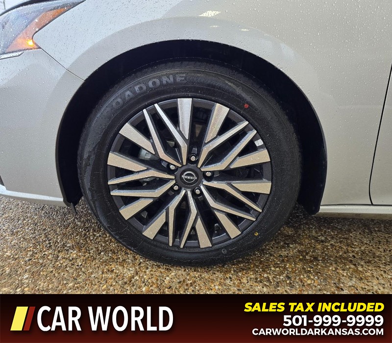 Nissan Altima Vehicle Full-screen Gallery Image 6