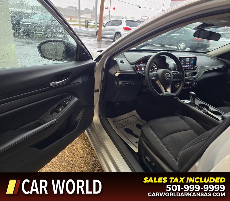 Nissan Altima Vehicle Full-screen Gallery Image 7