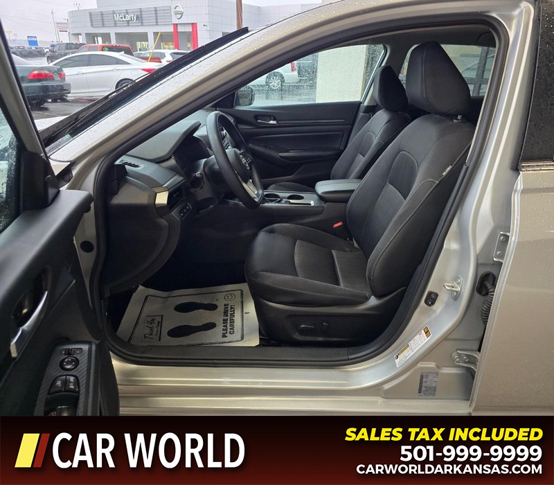 Nissan Altima Vehicle Full-screen Gallery Image 8