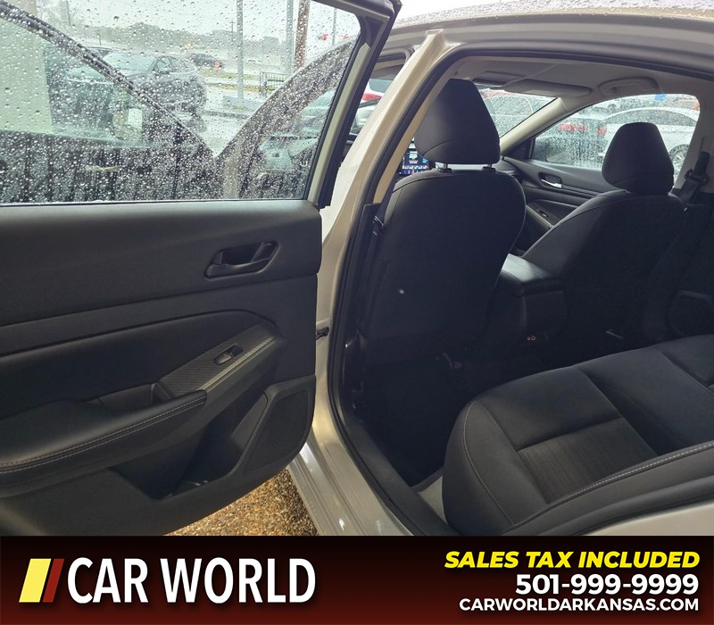 Nissan Altima Vehicle Full-screen Gallery Image 10