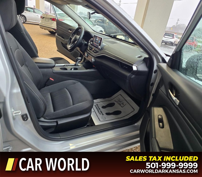 Nissan Altima Vehicle Full-screen Gallery Image 12