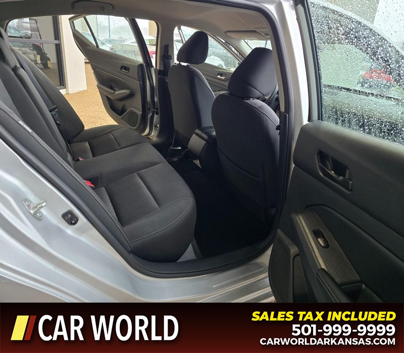 Nissan Altima Vehicle Full-screen Gallery Image 13