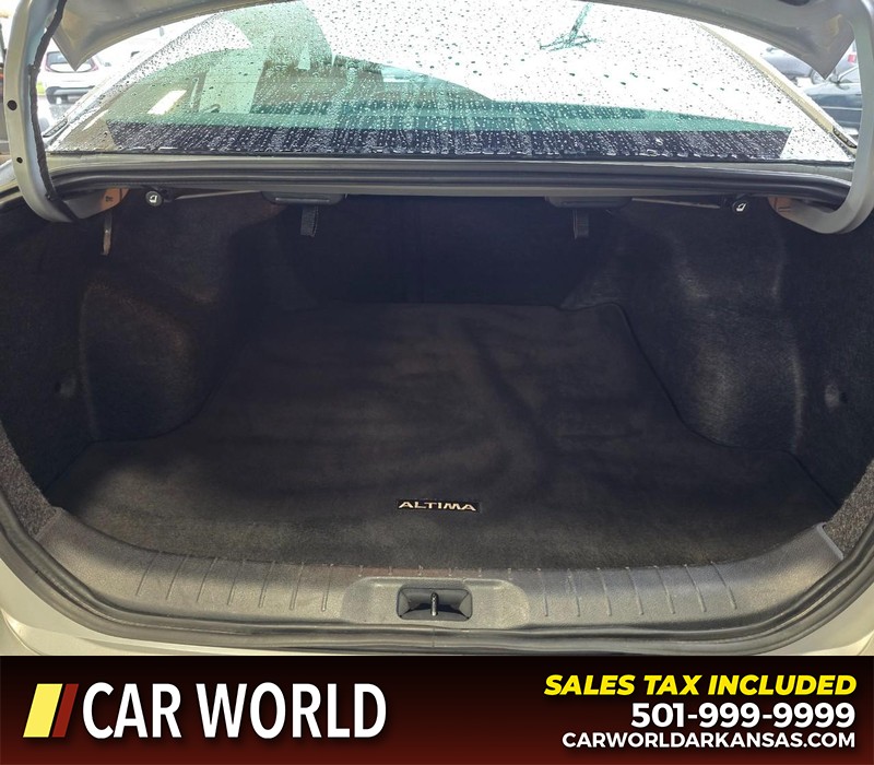 Nissan Altima Vehicle Full-screen Gallery Image 14