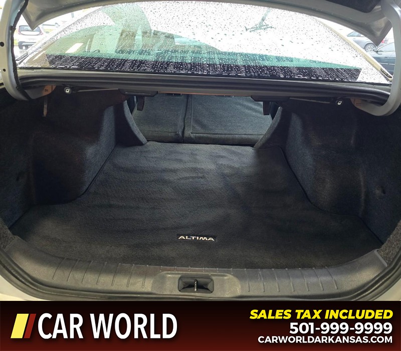 Nissan Altima Vehicle Full-screen Gallery Image 15
