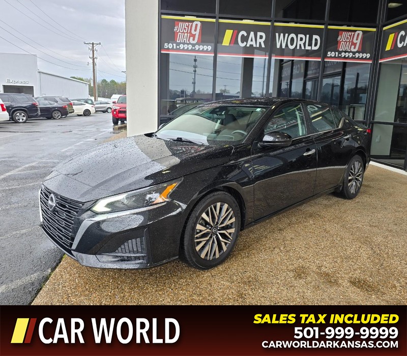 Nissan Altima Vehicle Full-screen Gallery Image 3