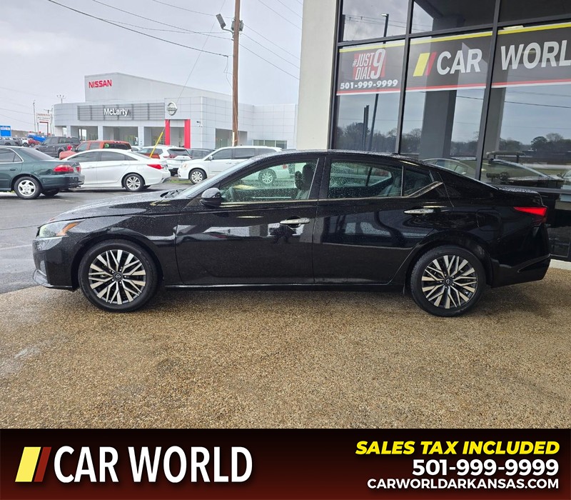 Nissan Altima Vehicle Full-screen Gallery Image 4