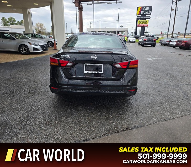 Nissan Altima Vehicle Full-screen Gallery Image 5