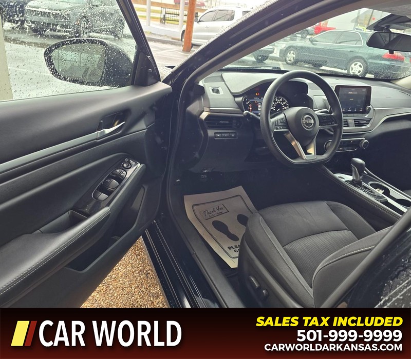 Nissan Altima Vehicle Full-screen Gallery Image 7