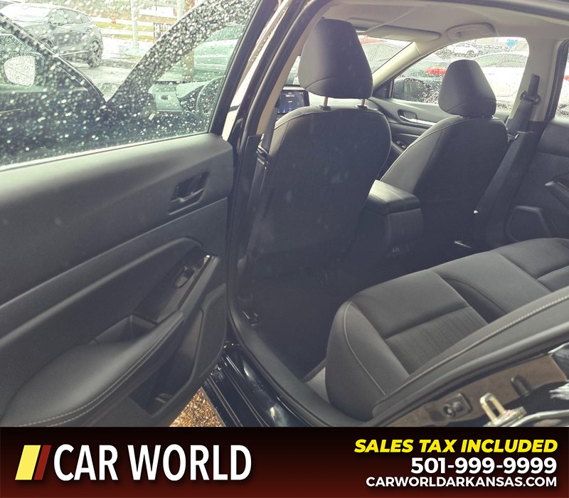 Nissan Altima Vehicle Full-screen Gallery Image 9