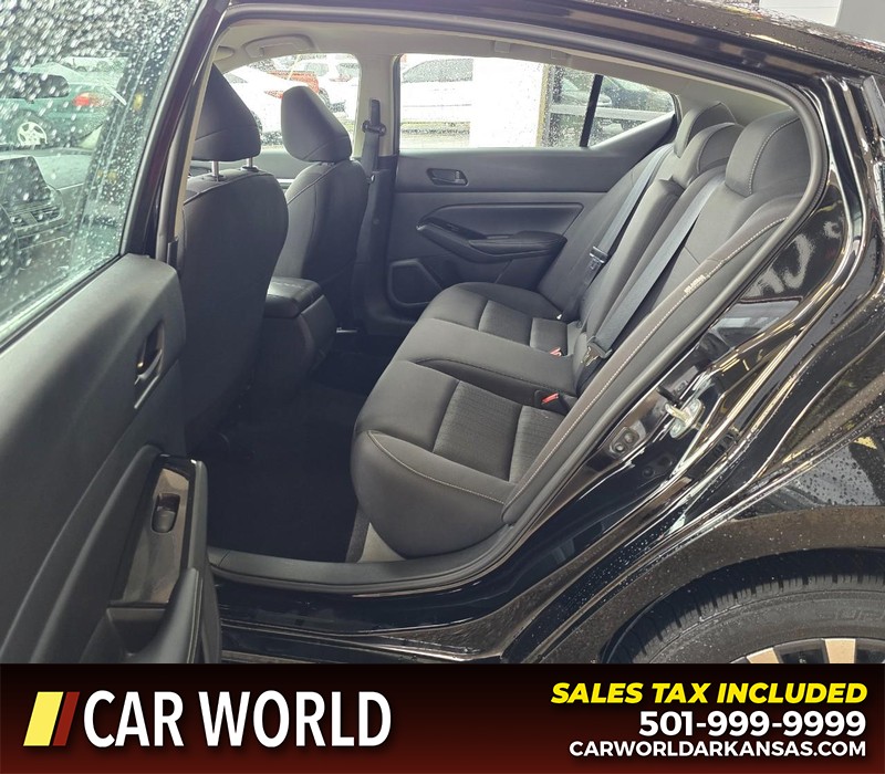 Nissan Altima Vehicle Full-screen Gallery Image 10