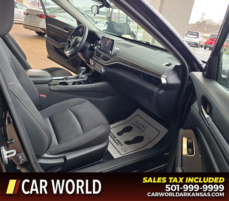 Nissan Altima Vehicle Full-screen Gallery Image 11