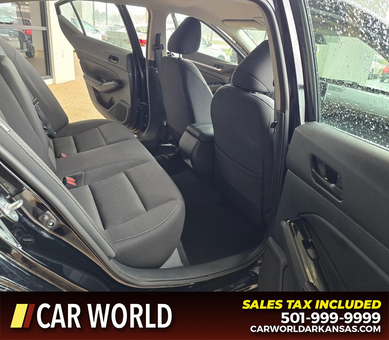 Nissan Altima Vehicle Full-screen Gallery Image 12