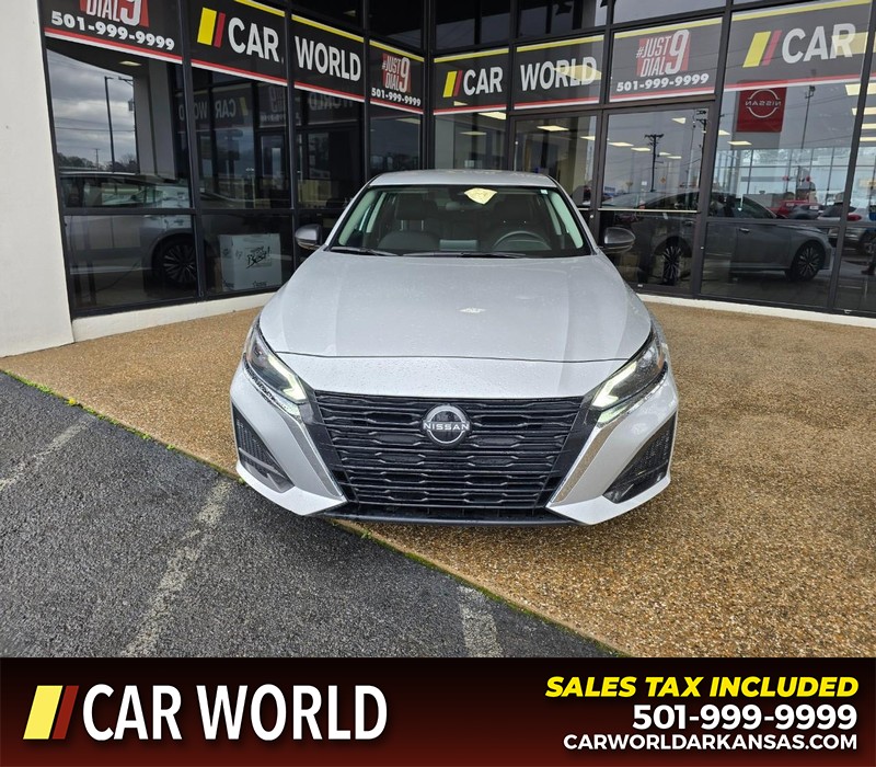 Nissan Altima Vehicle Full-screen Gallery Image 2