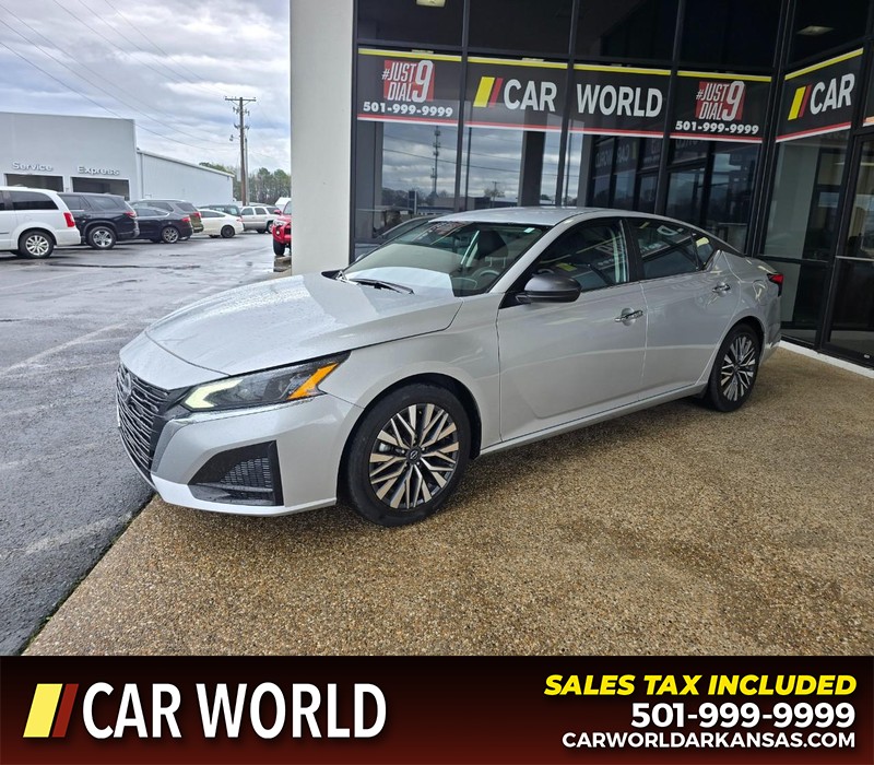 Nissan Altima Vehicle Full-screen Gallery Image 3