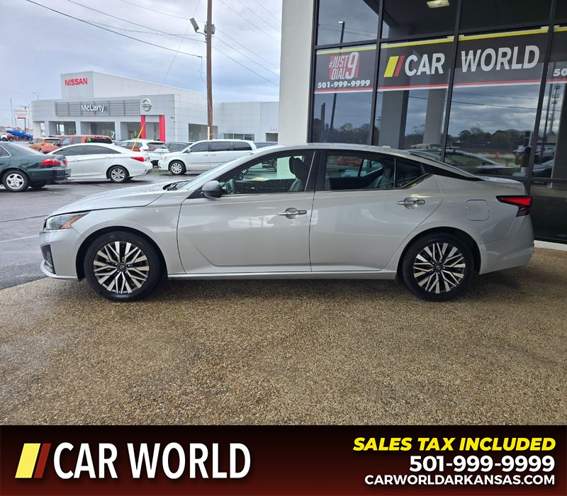 Nissan Altima Vehicle Full-screen Gallery Image 4