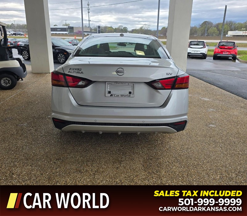 Nissan Altima Vehicle Full-screen Gallery Image 5