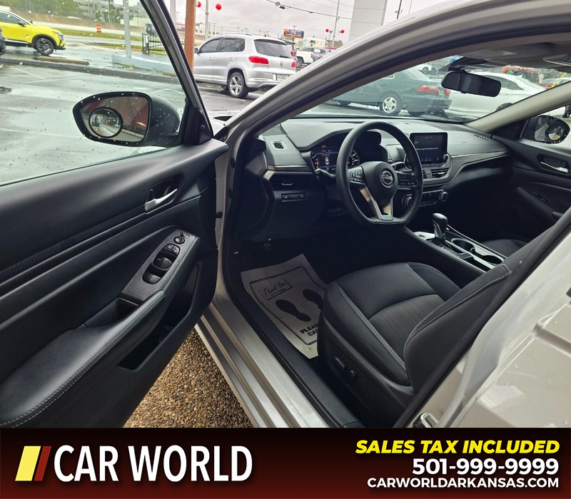 Nissan Altima Vehicle Full-screen Gallery Image 7