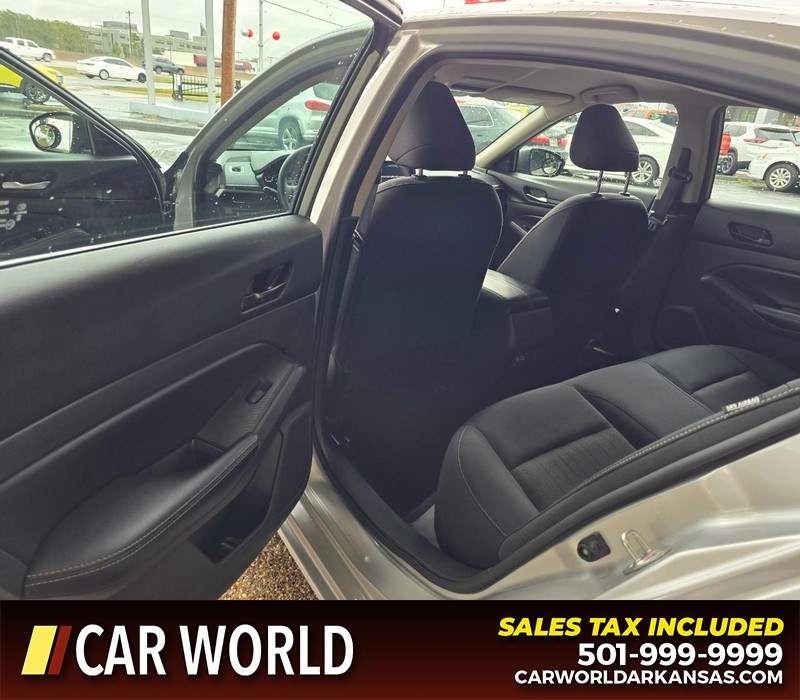 Nissan Altima Vehicle Full-screen Gallery Image 9