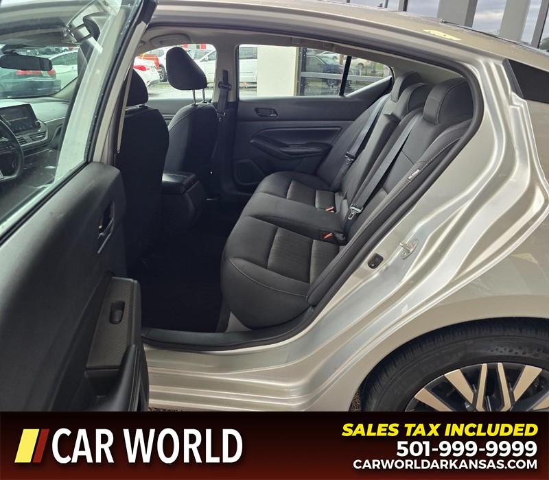 Nissan Altima Vehicle Full-screen Gallery Image 10