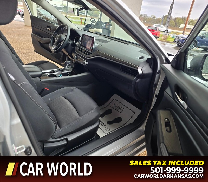 Nissan Altima Vehicle Full-screen Gallery Image 11