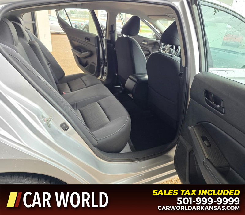 Nissan Altima Vehicle Full-screen Gallery Image 12