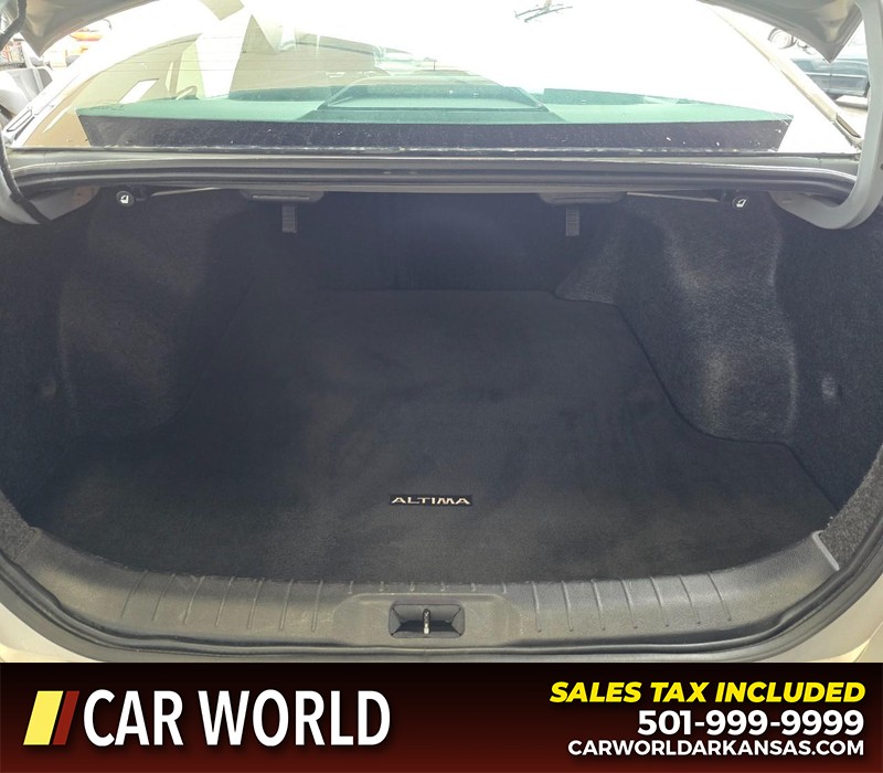 Nissan Altima Vehicle Full-screen Gallery Image 13